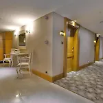 Hotel Queen & 4*