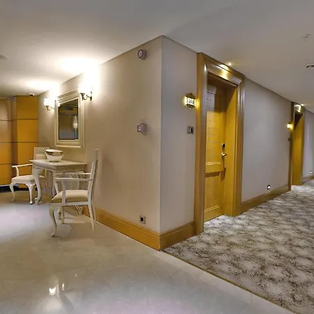 Otel Queen & 4*