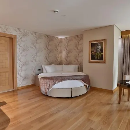 Queen & Hotel 4*