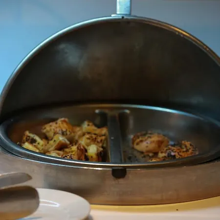 Queen & Ξενοδοχείο